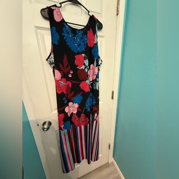 Women’s Sleeveless Dresss - Picture 4 of 4